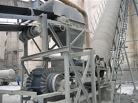 Large angle belt conveyor